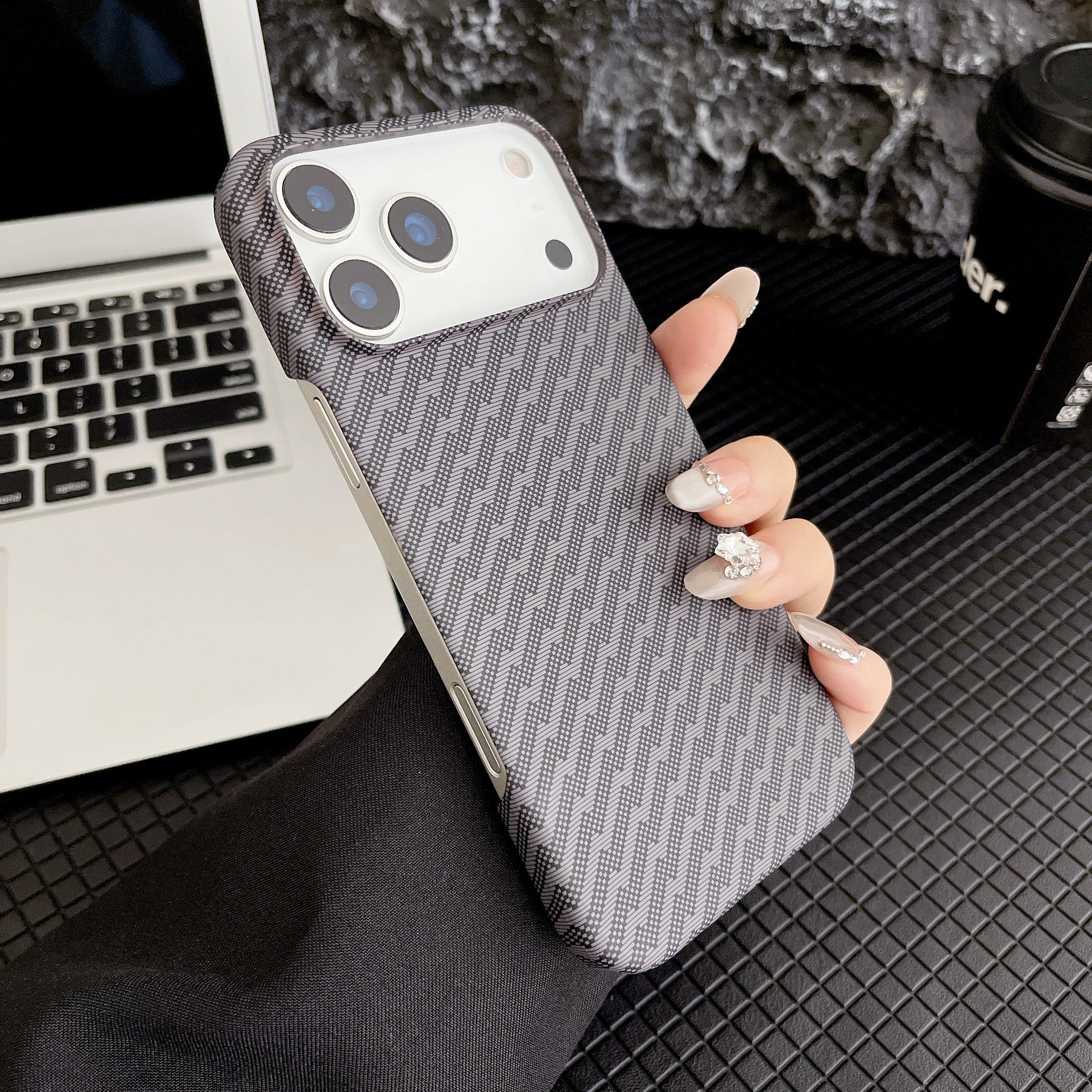 Kevlar Carbon Fiber Case for iPhone 17 Pro Max/16 | Semi-Armor Shockproof