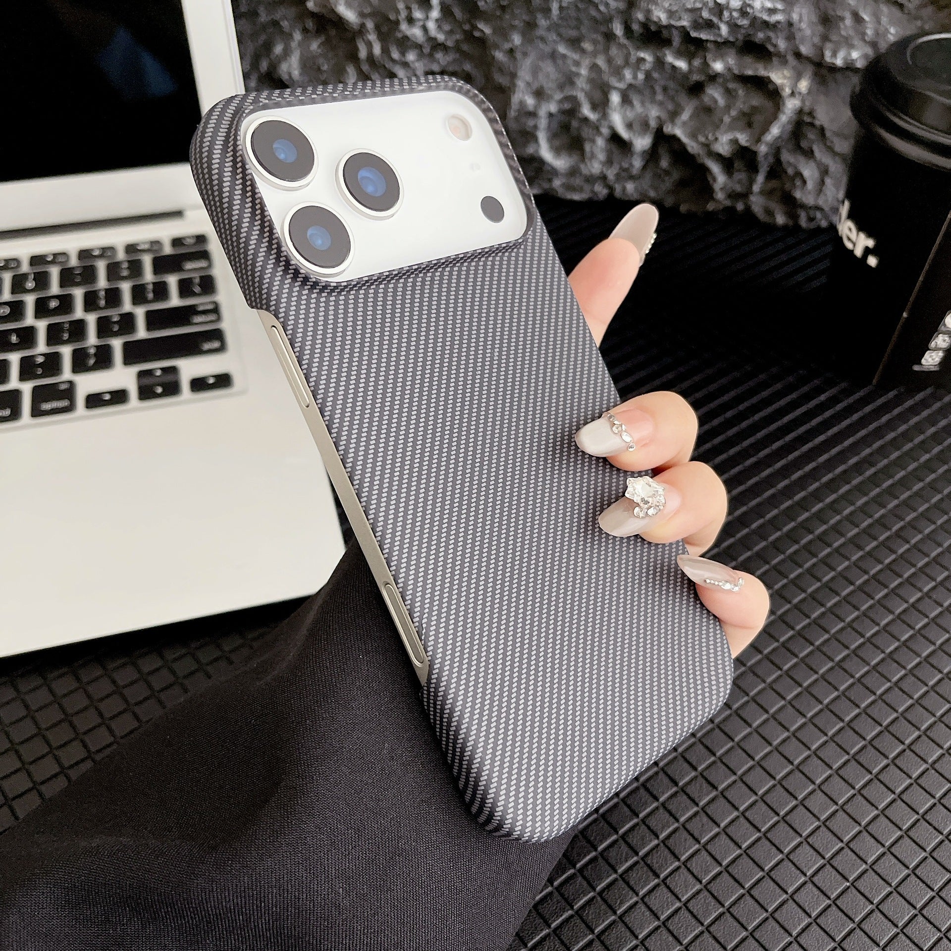 Kevlar Carbon Fiber Case for iPhone 17 Pro Max/16 | Semi-Armor Shockproof